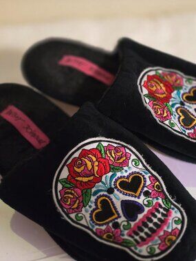 ~Betsey Johnson~ Sugar Skull Slippers (Size Medium 7/8)
